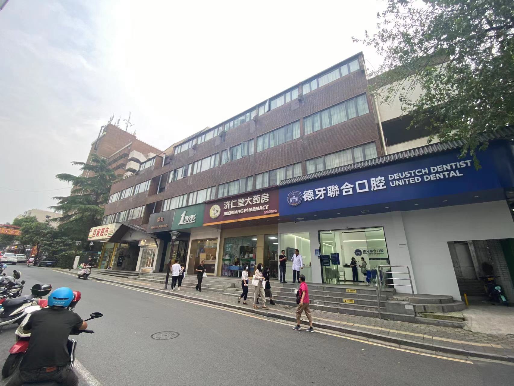 南京市种植牙医院怎么选择？德牙联合、中大医院、鼓楼医院口碑技术双在线！