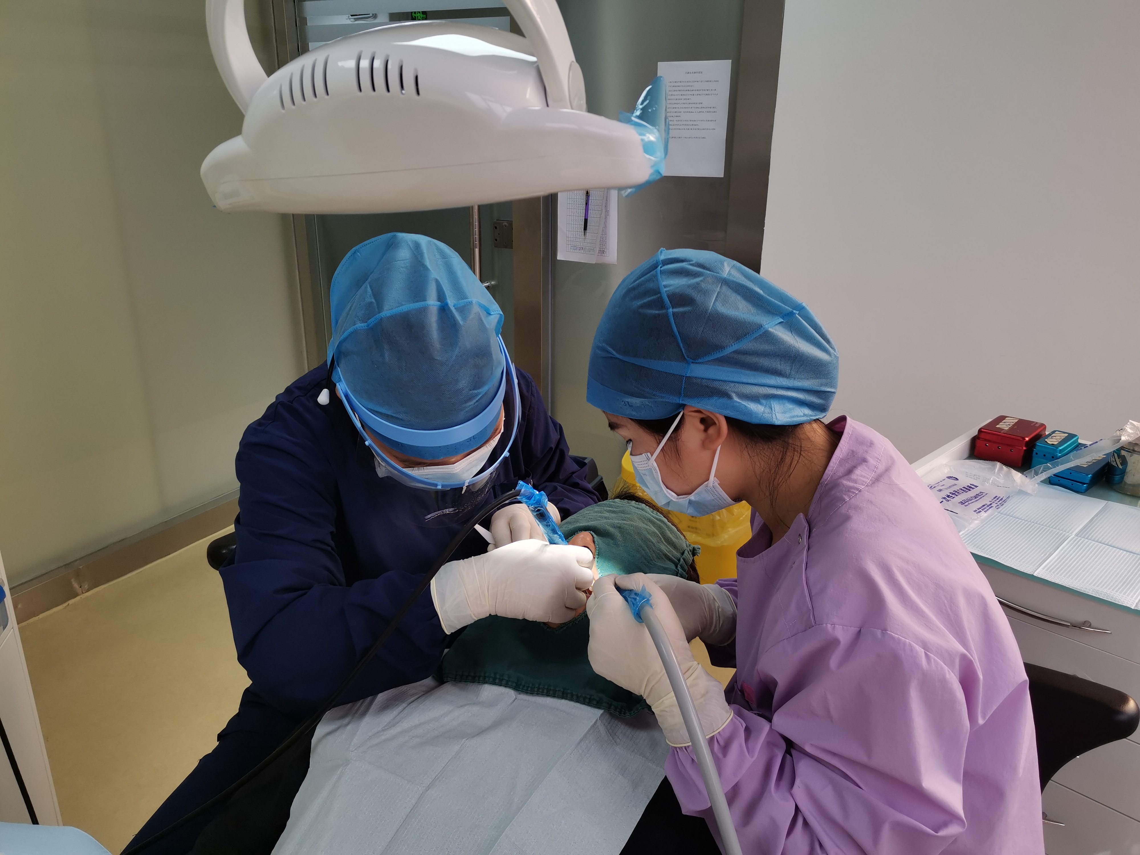 四、许亚强深圳牙科与维港口腔的对比分析