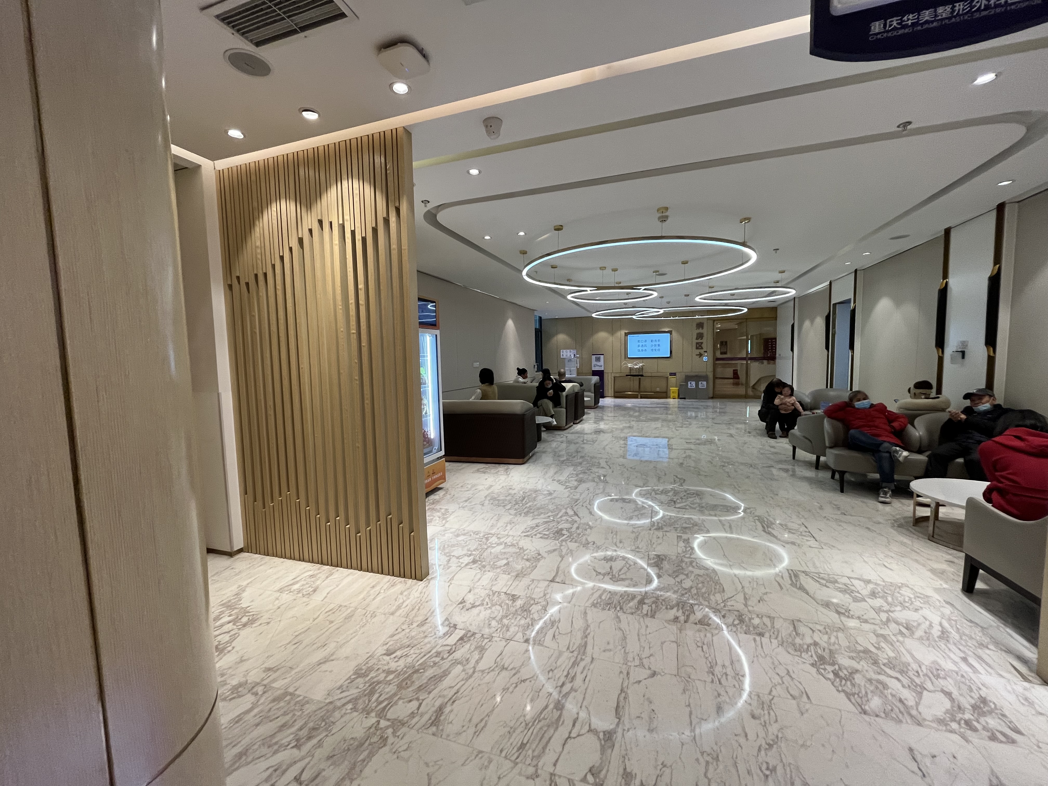 二、重庆华美双眼皮手术:医生资历与技术特点深度解析