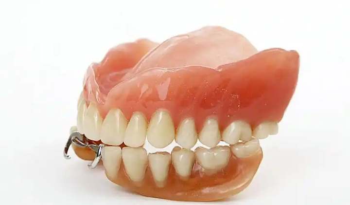 三、单颗吸附性义齿的使用规范与注意事项