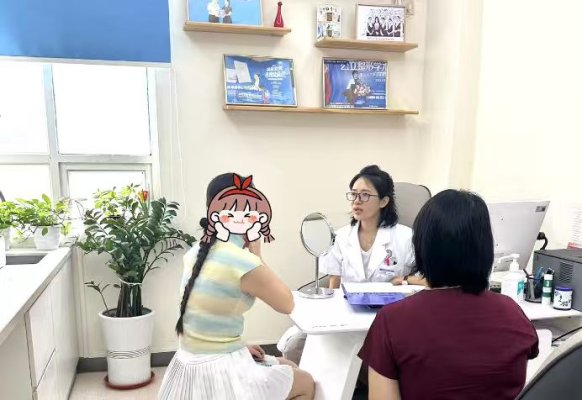 科室照片,院内环境,医生问诊,医患沟通,诊室环境,白大褂,医疗询问