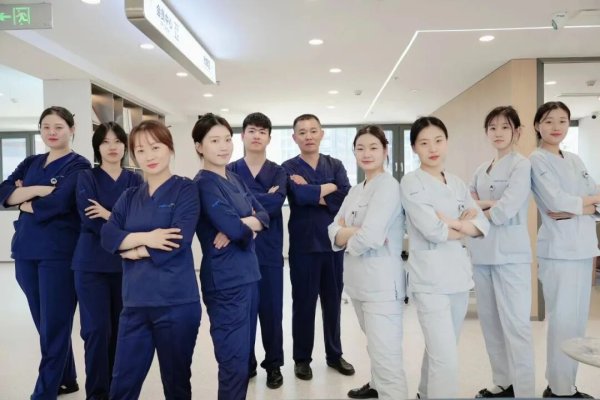 医生与患者,医护团队,医护人员,医院走廊,职业装,集体照,医疗环境